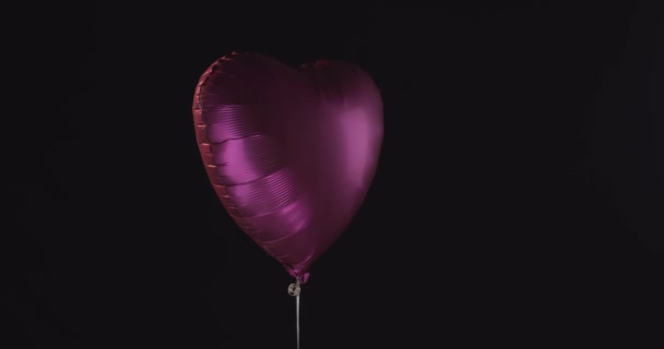 Globo Corazón Rosa Brillante Con Corazones Rosados Cayendo Alrededor — Vídeo de stock