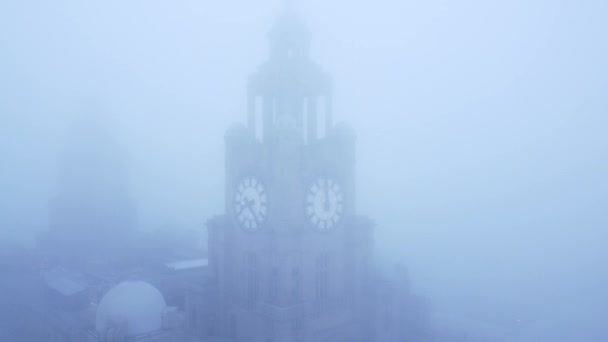 Dichte Mistkap Bovenaanzicht Liverpool Lever Gebouw Dik Somber Weer Zicht — Stockvideo