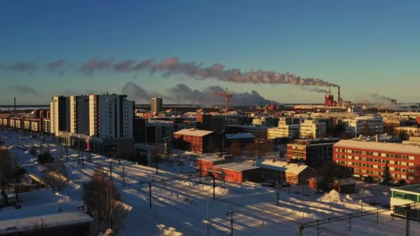 Luftaufnahme Der Stadt Mit Rauchendem Kaminhintergrund Wintersonnenaufgang Oulu Aufgang Drohnenschuss — Stockvideo