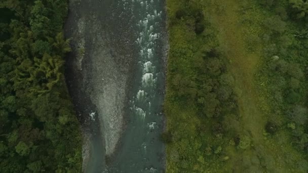 皮钦查省厄瓜多尔乔科地区的里奥布兰科 在热带雨林边沿无人侦察机射击 — 图库视频影像