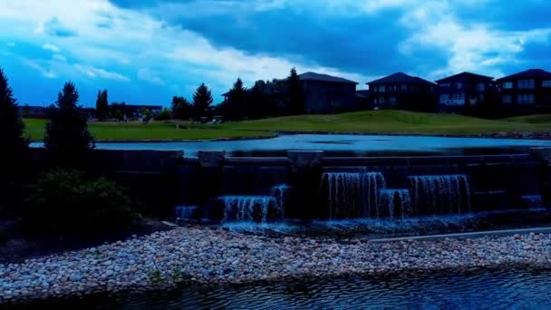 Golfare Spelar Golfbana Hål Omgiven Konstgjord Damm Med Vattenfall Bredvid — Stockvideo