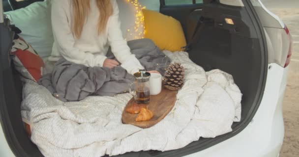 Arabanın Bagajında Battaniyelerle Çay Içen Rahat Bir Kadın Gimbal — Stok video