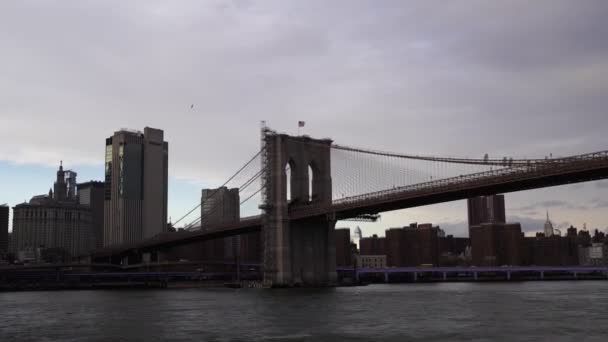Brooklyn Süspansiyon Köprüsünün Manzarası Manhattan Silueti Doğu Nehrinden Büyük Bir — Stok video