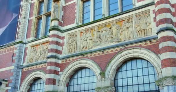 Rijksmuseum Dış Duvarındaki Heykel Hollanda Ulusal Müzesi Amsterdam Hollanda Yaklaş — Stok video