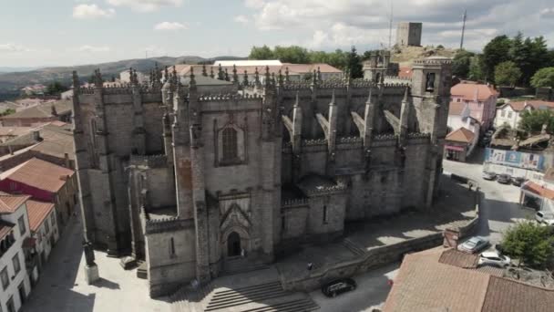 Buitengevel Van Portugese Kathedraal Guarda Portugal Toeristische Plaats Drone Scene — Stockvideo