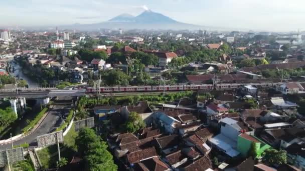 Los Drones Siguen Trenes Que Circulan Ciudad Yogyakarta Muestran Hermosas — Vídeos de Stock