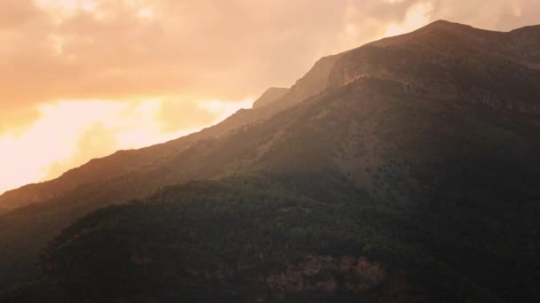 Lapse Czas Snowy Mountain Sylhouette Żółte Niebo Zachodzie Słońca Hiszpania — Wideo stockowe