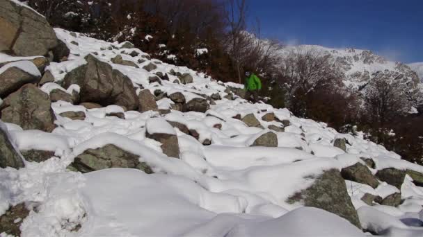 男は緑のアナラック岩の間の山道に沿って歩いて身を包んだ カメラの方へ — ストック動画