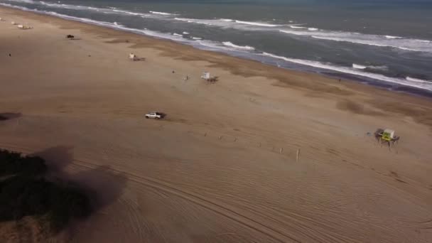 Légi Felvétel Négykerék Meghajtású Autó Vezetés Homokos Tengerparton Argentína Naplementekor — Stock videók