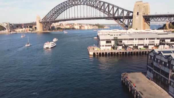 Drone Antenn Panorera Upp Sydney Harbour Bridge Från Walsh Bay — Stockvideo