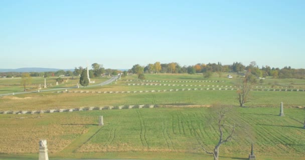 在阳光灿烂的秋天 葛底斯堡内战战场上的各种纪念碑仍被射中 — 图库视频影像