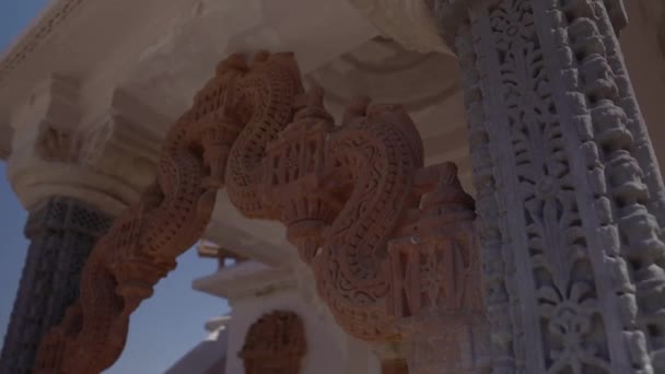 Intricate Kamienne Rzeźby Filarze Wejście Archway Świątyni Jain Nagarparkar — Wideo stockowe