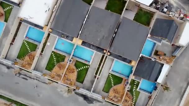 Overhead Spinning Drone Shot Cottage Hotel Luxo Arábia Saudita Emirates — Vídeo de Stock