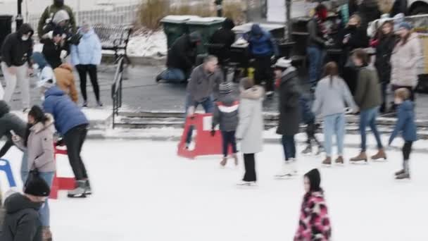 Zooma Skott Gammal Wegmans Tecken Vintern Upptagen Skridskoåkning Rink — Stockvideo