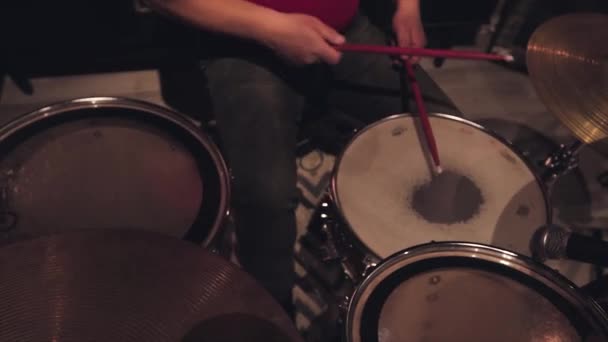 Schlagzeuger Spielt Schlagzeug Einem Tonstudio Musikdarsteller — Stockvideo
