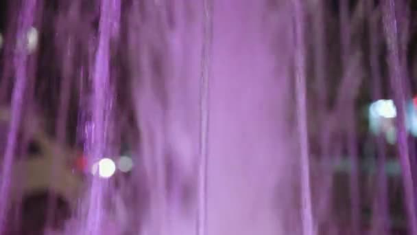 Fuente Agua Púrpura Con Los Coches Moviéndose Detrás Destello Luz — Vídeos de Stock