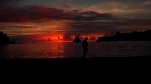 Красивий Оранжево Червоний Захід Сонця Пляжі Горами Чоловічий Силует Стоячи — стокове відео