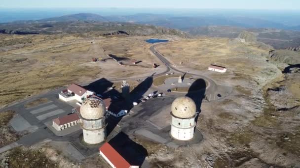 Foto Aerea Dell Osservatorio Torre Sulla Serra Estrela Portogallo Volare — Video Stock