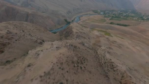 Drone Course Fpv Vole Long Des Montagnes Des Collines Kirghizistan — Video