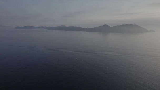 Vista Isolada Barco Vela Meio Oceano Nebuloso Parque Nacional Das — Vídeo de Stock