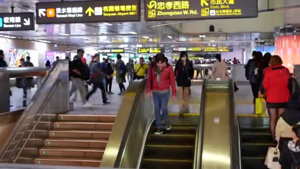 4Kの解像度で台北のラッシュ時にMrtに行くためにエスカレーターに乗る通勤者の速い動き — ストック動画