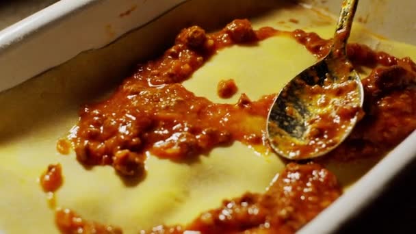 Anwendung Von Marinara Sauce Auf Ungekochte Pasta Lasagne Detailaufnahme Des — Stockvideo
