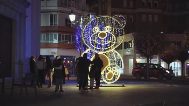 Pessoas Tirando Fotos Noite Com Fundo Urso Pelúcia Carros Que — Vídeo de Stock