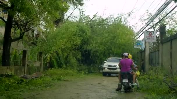 台风雷在菲律宾过后 汽车和摩托车在土路上行驶 — 图库视频影像