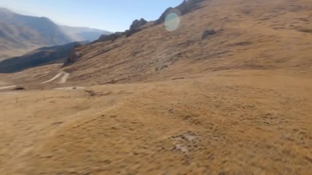 Fpv Race Drone Vliegt Langs Bergen Heuvels Van Kirgizië Drone — Stockvideo