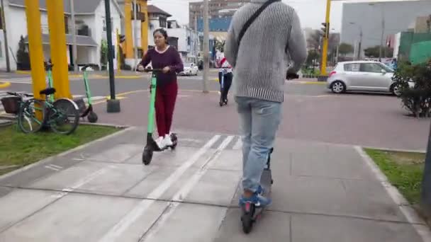 Vista Trasera Turista Montando Scooter Eléctrico Través Avenida Arequipa — Vídeos de Stock