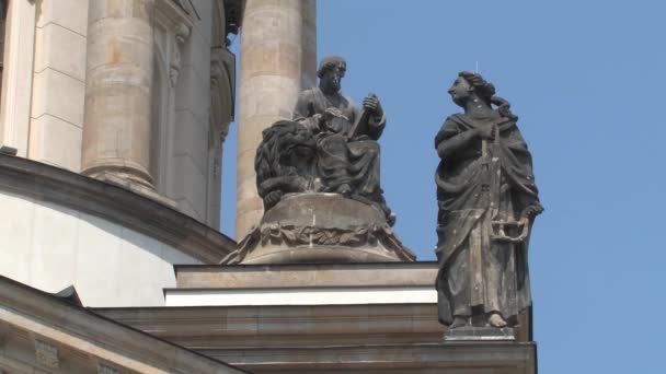 Fotografia Média Estátuas Catedral Francesa Friedrichstadt Gendarmenmarkt Franzsischer Dom Berlim — Vídeo de Stock