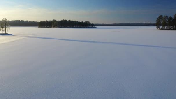 Aérea Baja Altitud Sobre Lago Congelado Durante Noche Invierno Luz — Vídeos de Stock