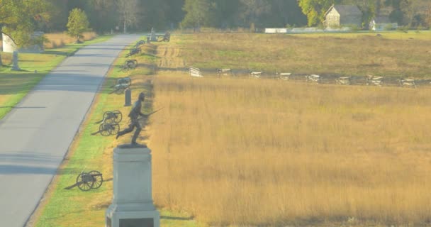 Még Mindig Lövés Katona Bronz Szobor Ágyúk Háttérben Gettysburg Battlefield — Stock videók