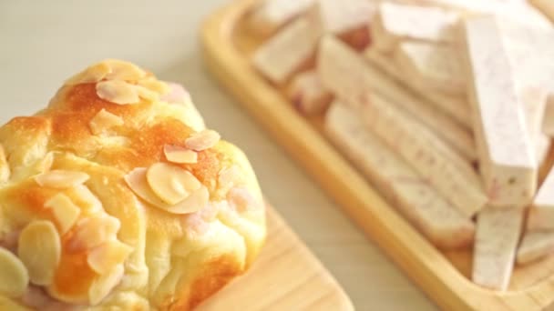 Delicioso Pan Tostado Taro Bordo Madera — Vídeos de Stock