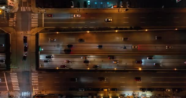 Top Antenne Van Het Verkeer Belangrijkste Snelweg Nachts Auto Vrachtwagen — Stockvideo