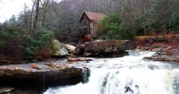 Glade Creek Grist Mill Στη Δυτική Βιρτζίνια Γέφυρα Και Drone — Αρχείο Βίντεο