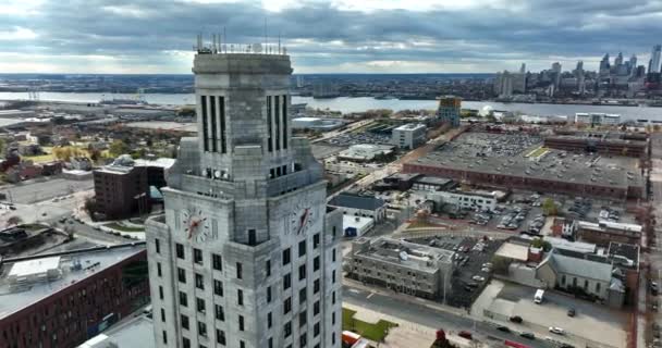 Ratusz Camden New Jersey Orbita Powietrzna Budynku Panoramą Filadelfii Mostem — Wideo stockowe