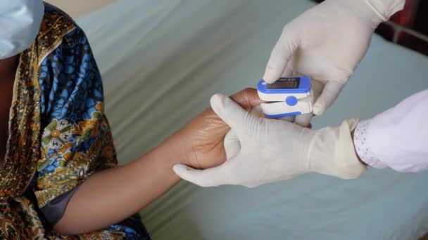 Imagem Perto Médico Africano Verificar Níveis Oxigénio Sangue Uma Mulher — Vídeo de Stock