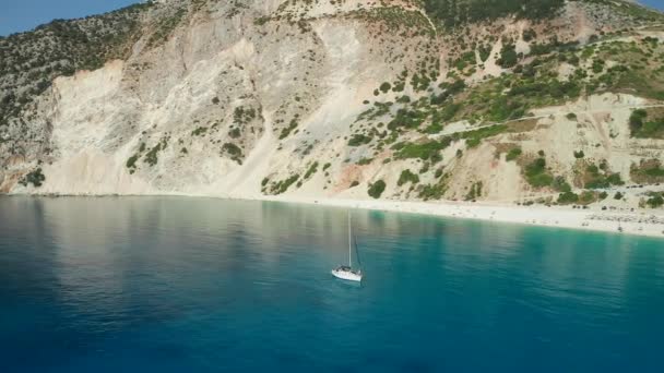 Boven Zeilboot Prachtige Myrtos Strand Turquoise Water Onthullen Scenic Landscape — Stockvideo