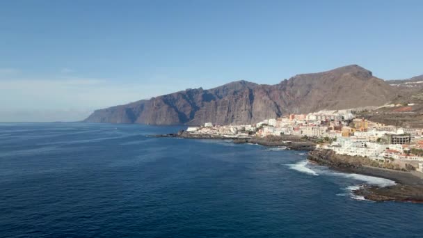 西班牙加那利群岛Tenerife岛上的Los Gigantes悬崖和圣地亚哥港的空中景观 — 图库视频影像