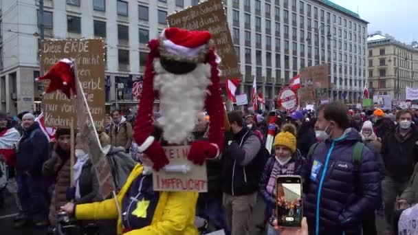 Smartphone Filma Manifestanti Vax Che Camminano Strade Vienna — Video Stock