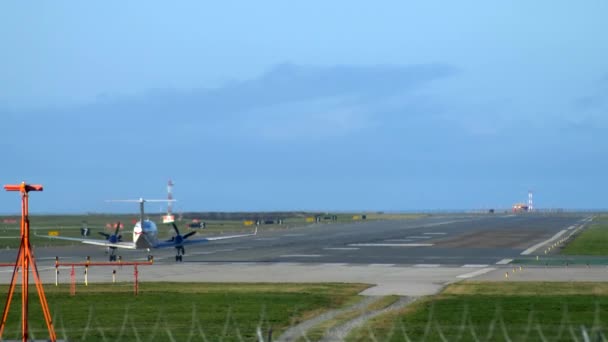 Turboprop Aircraft Rolling Runway Taking Rear Static — 비디오