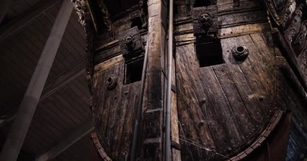 16世紀に建造されたヴァサ船の船尾または背面を間近に見ることができ 現在はスウェーデンのストックホルムにあるヴァサ博物館に保存されています 4Kビデオ — ストック動画