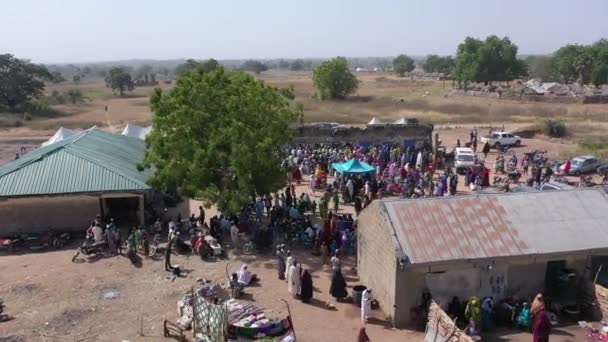 大批人聚集在Agwara地方政府设施接受人道主义援助 从空中俯瞰 — 图库视频影像