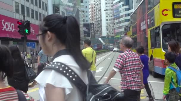 Торговому Центрі Causeway Bay Гонконг Двоє Молодих Жінок Повільно Перетинають — стокове відео