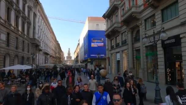 穿过Mercanti大街 街上挤满了步行和购物的人 背景是意大利的Castello Sforzesco 慢动作 — 图库视频影像