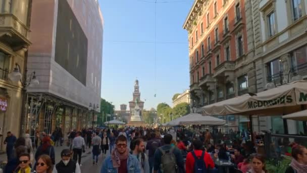 Famosa Calle Dante Milán Con Gente Caminando Compras Castello Sforzesco — Vídeo de stock