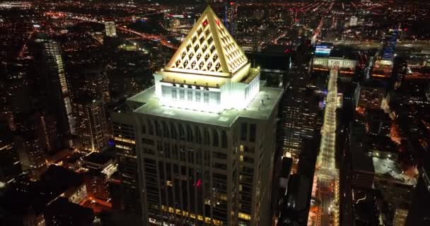 Inclinación Aérea Hacia Abajo Noche Del Edificio Rascacielos Edificio Oficinas — Vídeos de Stock