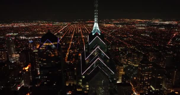 Gece Amerika Daki Kentsel Gökdelenlerin Sinematik Yörüngesi Işıklı Şehir Manzarası — Stok video