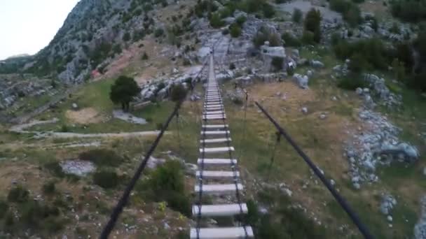 Pov Prise Vue Une Personne Marchant Sur Obstacle Corde Haute — Video